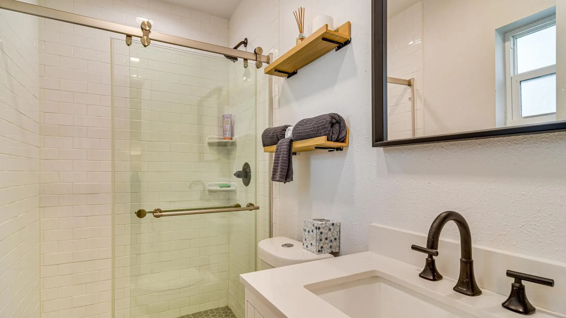 5 Mi To Beach Tampa Retreat With Furnished Lanai!